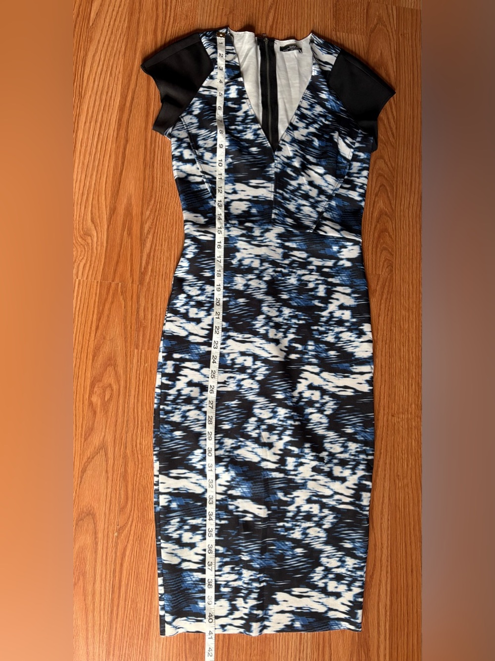 Zara Blue V Neck Bodycon White, Black & Blue Printed Midi Sheath Dress Small - Picture 5 of 9